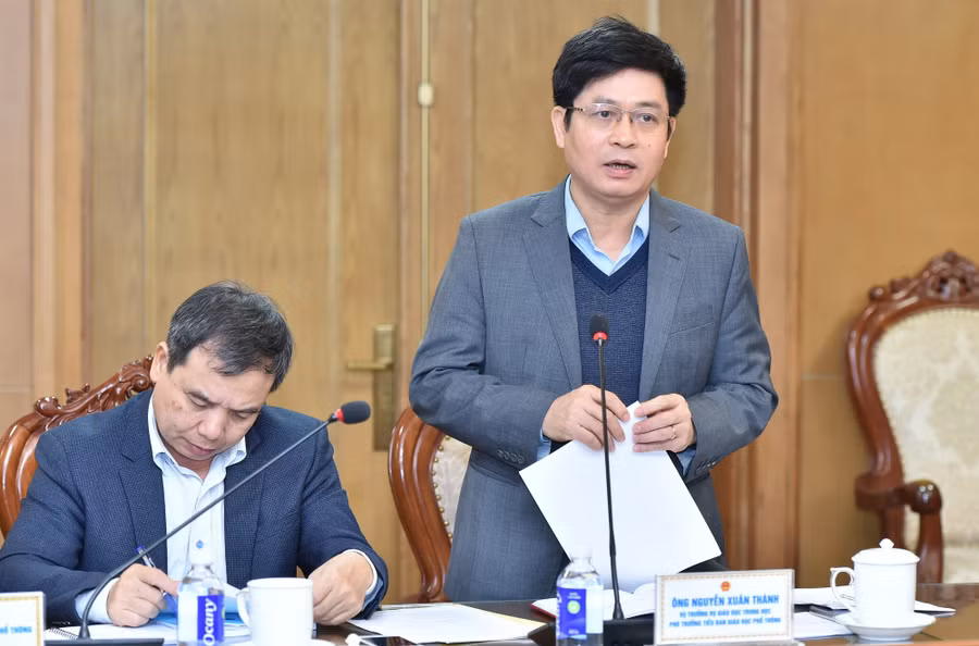 Ông Nguyễn Xuân Thành - Vụ trưởng Vụ Giáo dục Trung học (Bộ GD&ĐT) báo cáo tại phiên họp nth-1548.jpg