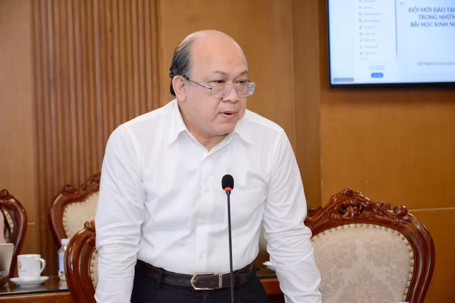 PGS.TS Huỳnh Quyết Thắng tham luận tại Phiên họp. _DSC1709.JPG