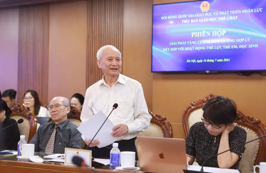 PGS.TS Nguyễn Võ Kỳ Anh phát biểu góp ý tại buổi họp. 4.JPG