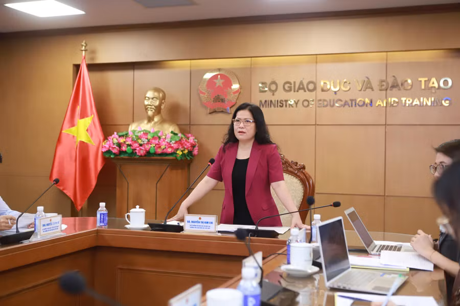 Thứ trưởng Nguyễn Thị Kim Chi ghi nhận ý kiến đóng góp của các đại biểu, chuyên gia, nhà khoa học tại phiên họp. 2.JPG