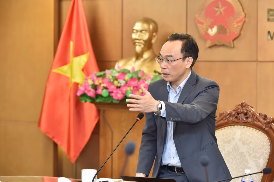 Thứ trưởng Bộ GD&ĐT Hoàng Minh Sơn phát biểu tại phiên họp. nth-1869.jpg